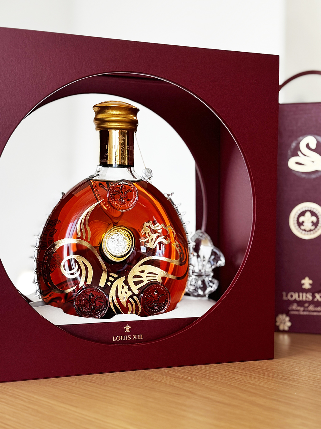 Hiiro Tomita at work on a LOUIS XIII decanter